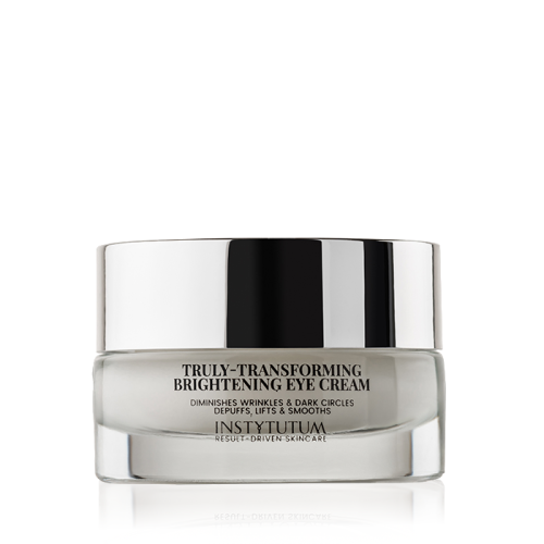 Szklany słoiczek Instytutum Truly-Transforming Brightening Eye Cream z metaliczną, lustrzaną zakrętką. Krem redukuje zmarszczki i cienie pod oczami, wygładza i unosi skórę. Minimalistyczny design z czarnym napisem na przezroczystym opakowaniu.