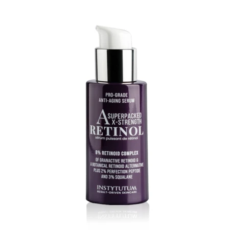 Fioletowa butelka serum Instytutum Superpacked X-Strength Retinol z białą pompką i srebrną nakrętką. Zawiera 8% kompleks retinoidowy, retinoid botaniczny, peptydy i skwalan. Przeznaczone do pielęgnacji przeciwstarzeniowej.