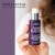 Dłoń trzyma fioletową butelkę serum Instytutum Superpacked X-Strength Retinol z białą pompką i srebrną nakrętką. W tle logo Instytutum na fioletowym pasku. Serum zawiera 8% retinoid complex, peptydy i skwalan, działa przeciwstarzeniowo.
