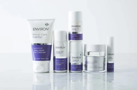 Wszystkie produkty linii Environ Focus Care Clarity stojące obok siebie na jasnym tle.