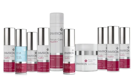Wszystkie produkty linii Environ Focus Care Youth, stojące obok siebie na jasnym tle.