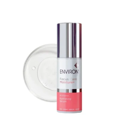 Butelka ENVIRON Hydrating Serum w kolorze białym ze srebrną nakrętką i biało-różową etykietą. Butelka stoi na tle próbki produktu w formie bezbarwnego żelu.