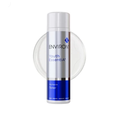 Butelka toniku ENVIRON Vita-Peptide Toner  200ml w kolorze srebrnym, ze srebrną nakrętką i granatową etykietą, na tle próbki tego produktu w formie bezbarwnego płynu.