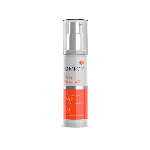 Biała butelka z pompką Environ Skin EssentiA AVST Moisturiser 5, z przezroczystą nakrętką,  z biało-pomarańczową etykietą, oznaczeniem numeru 5 i logo Environ na górze.