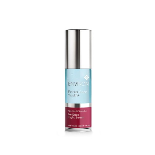Butelka ENVIRON Serience Night Serum ze srebrną nakrętką i biało-bordową etykietą. Środek butelki jest przezroczysta, z widocznym błękitnym serum w środku (z bąbelkami), co nadaje wrażenie świeżości i lekkości.