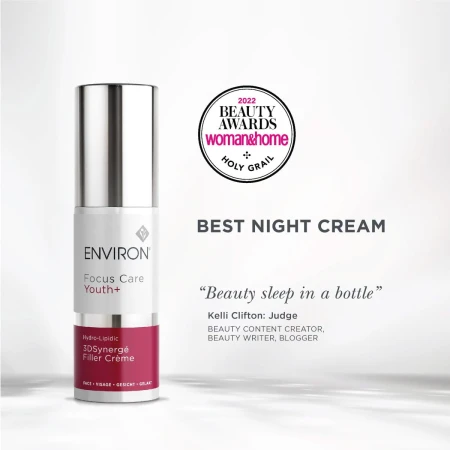 Butelka kremu ENVIRON 3D Synerge Filler Creme w kolorze białym, ze srebrną nakrętką i biało-bordową etykietą. Po prawej logo nagrody jaką zdobył krem jako najlepszy krem na noc wg Beauty Award Woman and Home w 2022r.