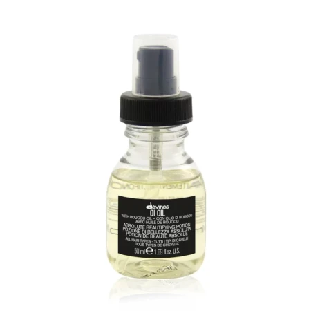 Butelka Davines OI Oil – Absolute Beautifying Potion o pojemności 50 ml. Przezroczyste opakowanie z czarną pompką i czarną etykietą zawiera lekkie, złociste serum do włosów z olejkiem roucou, przeznaczone do wszystkich rodzajów włosów.