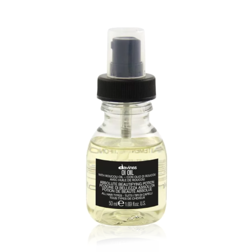 Butelka Davines OI Oil – Absolute Beautifying Potion o pojemności 50 ml. Przezroczyste opakowanie z czarną pompką i czarną etykietą zawiera lekkie, złociste serum do włosów z olejkiem roucou, przeznaczone do wszystkich rodzajów włosów.