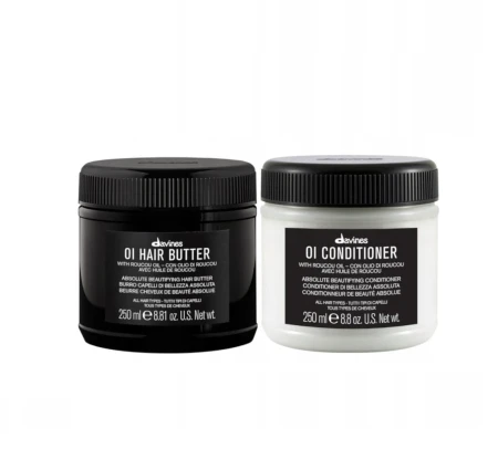 Dwa słoiczki kosmetyków marki Davines. Po lewej stronie czarny słoik z napisem "OI Hair Butter", po prawej biały słoik z napisem "OI Conditioner". Oba produkty mają pojemność 250 ml (8.81 oz).