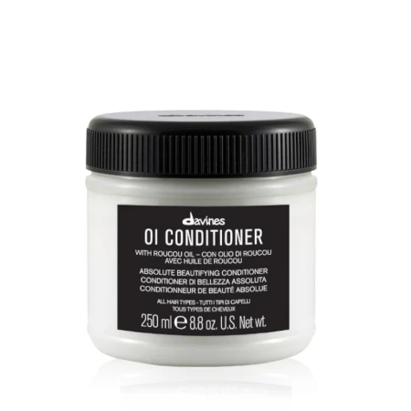 Pojemnik odżywki Davines OI Conditioner o pojemności 250 ml z czarną nakrętką i czarną etykietą. Opis na etykiecie zawiera informacje o zawartości oleju roucou i zastosowaniu dla wszystkich typów włosów.