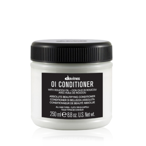 Pojemnik odżywki Davines OI Conditioner o pojemności 250 ml z czarną nakrętką i czarną etykietą. Opis na etykiecie zawiera informacje o zawartości oleju roucou i zastosowaniu dla wszystkich typów włosów.
