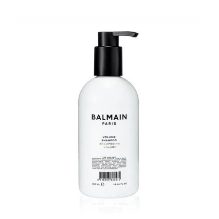 Biała butelka z czarną pompką zawierająca szampon nadający objętość Balmain Paris Volume Shampoo. Minimalistyczny design z czarnym napisem i etykietą. Pojemność 300 ml, przeznaczony do cienkich i delikatnych włosów.