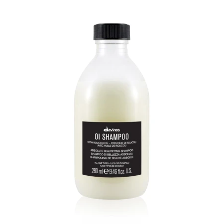 Butelka szamponu Davines OI Shampoo o pojemności 280 ml z białą zawartością i czarną nakrętką; etykieta informuje o zawartości olejku roucou i przeznaczeniu do wszystkich rodzajów włosów.
