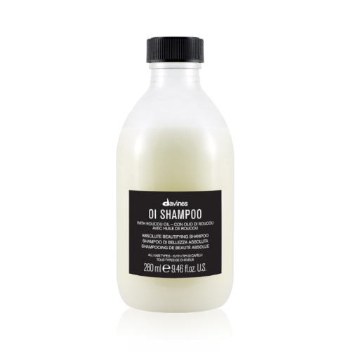 Butelka szamponu Davines OI Shampoo o pojemności 280 ml z białą zawartością i czarną nakrętką; etykieta informuje o zawartości olejku roucou i przeznaczeniu do wszystkich rodzajów włosów.