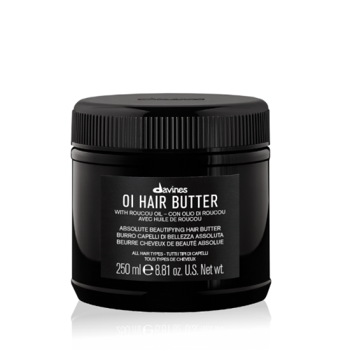 Czarny słoik Davines OI Hair Butter o pojemności 250 ml z czarną zakrętką. Na etykiecie białe napisy informujące o produkcie do pielęgnacji włosów z olejem roucou. Produkt do wszystkich rodzajów włosów. Tło białe z delikatnym cieniem pod spodem.