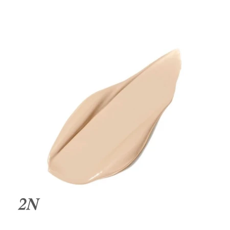 Na zdjęciu jest próbka odcienia korektora Pure Match o numerze 2N. 2N – jasny, neutralny ton. Próbka w postaci rozsmarowanej kropli kremowego korektora pomaga dobrać odpowiedni odcień z podziałem na ciepłe (W) i neutralne (N) tonacje.
