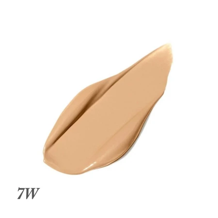 Na zdjęciu jest próbka odcienia korektora Pure Match o numerze 7W. 7W to ciemniejszy, ciepły ton. Próbka w postaci rozsmarowanej kropli kremowego korektora pomaga dobrać odpowiedni odcień z podziałem na ciepłe (W) i neutralne (N) tonacje.