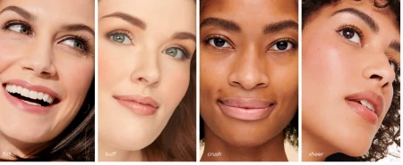 Na zdjęciu pokazano cztery kobiety prezentujące różne odcienie balsamów do ust Jane Iredale LipDrink SPF 15. Każda z kobiet ma na ustach inny kolor: Flirt,  Buff, Crush, Sheer. Pokazuje to jak poszczególne kolory prezentują się na różnych typach urody.