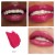 Na zdjęciu pokazano szminkę Jane Iredale w odcieniu Peony, zaprezentowaną na ustach modelek o różnych tonacjach skóry. Odcień: Peony      Intensywny, nasycony róż z nutą fuksji      Żywy i energetyczny kolor