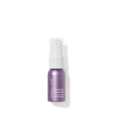 Na zdjęciu znajduje się elegancka, fioletowa mini butelka z białym atomizerem wody Jane Iredale Lavender Hydration Spray o pojemności 12 ml. Produkt posiada oznaczenie ECOCERT co potwierdza jego organiczne i naturalne pochodzenie składników.