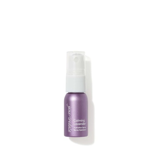 Na zdjęciu znajduje się elegancka, fioletowa mini butelka z białym atomizerem wody Jane Iredale Lavender Hydration Spray o pojemności 12 ml. Produkt posiada oznaczenie ECOCERT co potwierdza jego organiczne i naturalne pochodzenie składników.