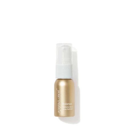 Na zdjęciu znajduje się elegancka złota mini butelka z białym atomizerem wody Jane Iredale  Balance Hydration Spray o pojemności 12 ml. Produkt posiada oznaczenie ECOCERT co potwierdza jego organiczne i naturalne pochodzenie składników.