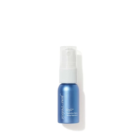 Na zdjęciu znajduje się elegancka, niebieska mini butelka z białym atomizerem wody Jane Iredale D2O Hydration Spray o pojemności 12 ml. Produkt posiada oznaczenie ECOCERT co potwierdza jego organiczne i naturalne pochodzenie składników.