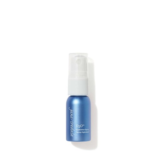 Na zdjęciu znajduje się elegancka, niebieska mini butelka z białym atomizerem wody Jane Iredale D2O Hydration Spray o pojemności 12 ml. Produkt posiada oznaczenie ECOCERT co potwierdza jego organiczne i naturalne pochodzenie składników.
