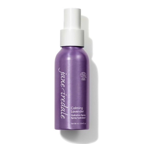 Na zdjęciu znajduje się elegancka, fioletowa butelka z białym atomizerem wody Jane Iredale Lavender Hydration Spray o pojemności 90 ml. Produkt posiada oznaczenie ECOCERT co potwierdza jego organiczne i naturalne pochodzenie składników.