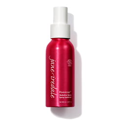 Na zdjęciu znajduje się elegancka czerwona butelka z białym atomizerem wody Jane Iredale Pommist Hydration Spray o pojemności 90 ml. Produkt posiada oznaczenie ECOCERT co potwierdza jego organiczne i naturalne pochodzenie składników.