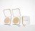 Na zdjęciu są kompaktowe opakowania wielokrotnego użytku marki jane iredale.  Mminimalistyczny, elegancki design w kolorze złotym i białym,  napis na froncie: “you make the world more beautiful. Wewnątrz puder.