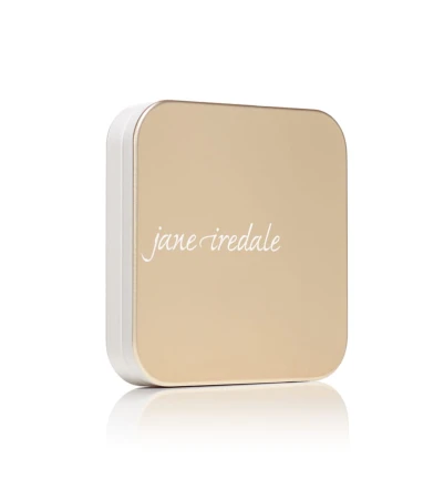 Na zdjęciu jest zakmnięte, kompaktowe opakowanie wielokrotnego użytku marki jane iredale.  Mminimalistyczny, elegancki design w kolorze złotym z logiem marki.