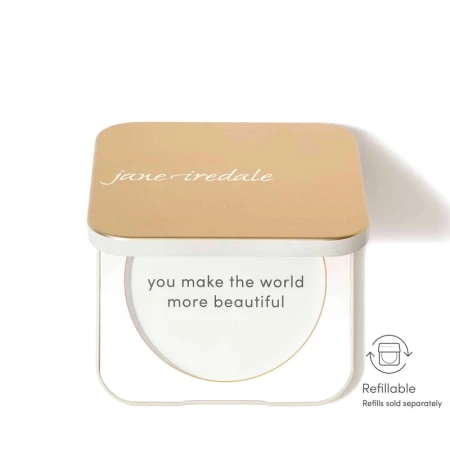 Na zdjęciu jest kompaktowe opakowanie wielokrotnego użytku marki jane iredale.  Mminimalistyczny, elegancki design w kolorze złotym i białym,  napis na froncie: “you make the world more beautiful.
