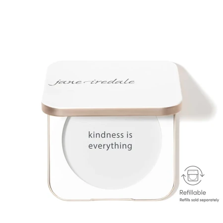 Na zdjęciu jest kompaktowe opakowanie wielokrotnego użytku marki jane iredale.  Mminimalistyczny, elegancki design w kolorze białym, napis na froncie: “you make the world more beautiful.