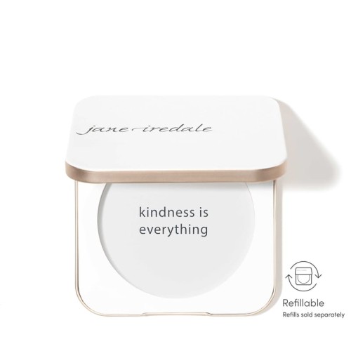 Na zdjęciu jest kompaktowe opakowanie wielokrotnego użytku marki jane iredale.  Mminimalistyczny, elegancki design w kolorze białym, napis na froncie: “you make the world more beautiful.