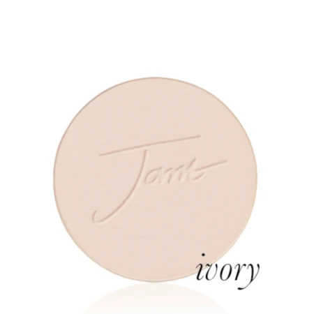 Okrągły, prasowany puder do twarzy marki Jane Iredale w odcieniu Ivory: bardzo jasny odcień kości słoniowej z neutralnym podtonem z wytłoczonym logo Jane Iredale.