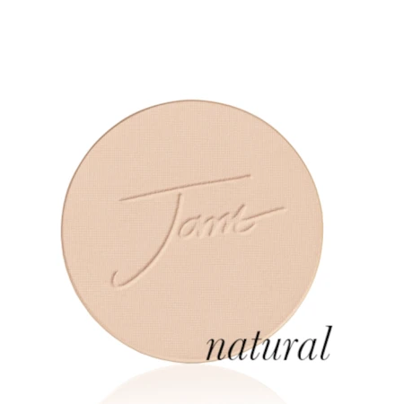 Okrągły, prasowany puder do twarzy marki Jane Iredale w odcieniu Natural: jasny beż z delikatnie złocistym, neutralnym podtonem z wytłoczonym logo Jane Iredale.