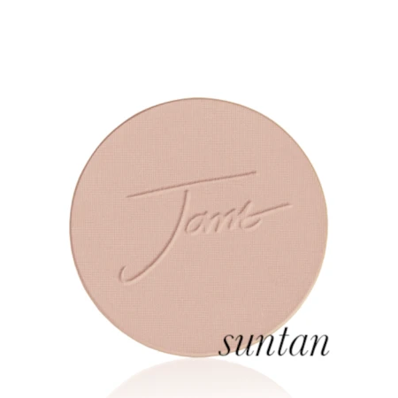 Okrągły, prasowany puder do twarzy marki Jane Iredale w odcieniu Suntan: średni beż z ciepłym, lekko opalonym odcieniem z wytłoczonym logo Jane Iredale