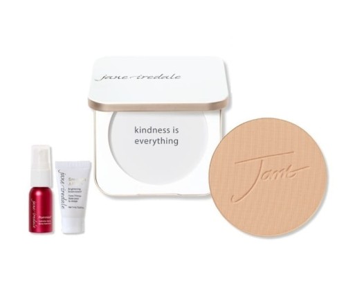 Na zdjęciu widzimy produkty składowe zestawu skincare make up jane iredale tzn: biała puderniczka, puder prasowany, mini baza i mini woda nawilżająca.