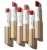 Na zdjęciu znajduje się kolekcja szminek Jane Iredale z serii Color Luxe. Produkty są umieszczone w eleganckich, złotych opakowaniach z subtelnym połyskiem . Widać krople wody na sztyftach. Grafika jest świeża i soczysta,