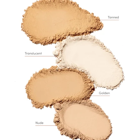 Na zdjęciu widoczne są cztery odcienie pudru Jane Iredale Powder-Me SPF:  Tanned, Translucent, Golden, Nude. Każdy odcień służy nie tylko do zmatowienia i wyrównania kolorytu, ale także zapewnia ochronę przeciwsłoneczną.