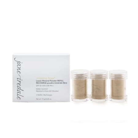Na zdjęciu widać zestaw 3 uzupełniających wkładów  jane iredale amazing base REFILL. Trzy wkłady z pudrem ochronnym SPF 20 (chroniącym przed promieniowaniem UVA/UVB PA+++),  opakowanie zbiorcze w minimalistycznym stylu.