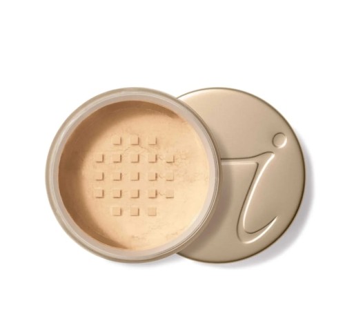 Sypki puder marki Jane Iredale, zapakowany w elegancki, okrągły pojemnik z matowym złotym wieczkiem ozdobionym tłoczonym logo „j”. Wewnątrz znajduje się sitko w formie kwadratowych otworów, umożliwiające dozowanie odpowiedniej ilości produktu.