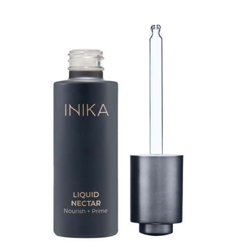 Na zdjęciu widoczna jest butelka produktu INIKA Organic – Liquid Nectar Nourish + Prime. Opakowanie utrzymane jest w eleganckiej, matowej czerni z minimalistycznym, złotym napisem. Buteleczka wyposażona jest w pipetę z metalicznym wykończeniem