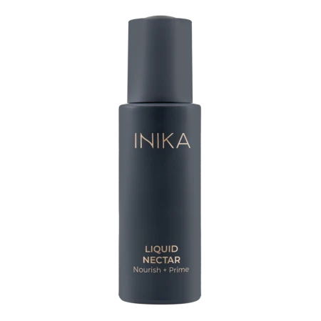 Na zdjęciu przedstawiono zamkniętą buteleczkę produktu INIKA Organic Liquid Nectar – Nourish + Prime. Opakowanie jest eleganckie, wykonane z matowego szkła w głębokim, grafitowym kolorze, z subtelnymi złotymi napisami.