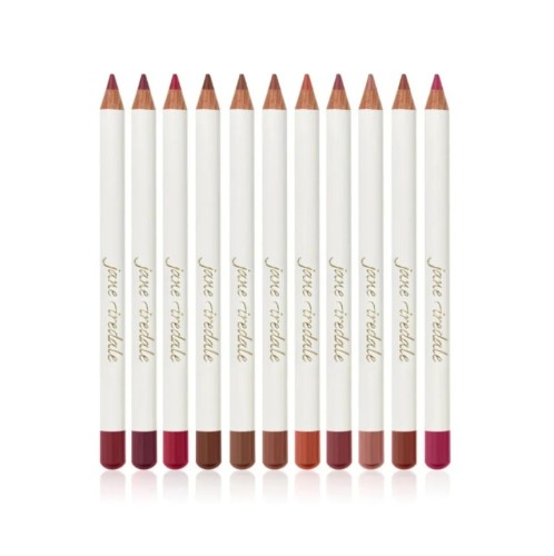 Na zdjęciu zestaw kredek do ust Jane Iredale. Każda kredka ma elegancki, biały korpus z logo marki oraz kolorową końcówkę odpowiadającą odcieniowi kredki. Kolory obejmują:  odcienie czerwieni i bordo, klasyczne róże, brązy i ciepłe nude.