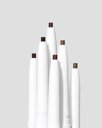 Na zdjęciu zestaw sześciu kredek do brwi Jane Iredale PureBrow Precision Pencil w różnych odcieniach.  Skośne, trójkątne końcówki, do precyzyjnego modelowania i wypełniania brwi.