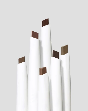 Na zdjęciu zestaw sześciu kredek do brwi Jane Iredale PureBrow Shaping Pencil w różnych odcieniach.   Skośne, trójkątne końcówki, do precyzyjnego modelowania i wypełniania brwi.