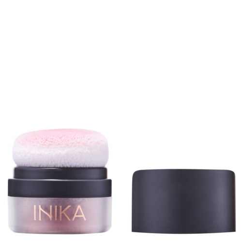 Na zdjęciu znajduje się INIKA Organic Mineral Baked Blush Puff Pot – naturalny róż do policzków w innowacyjnym opakowaniu z miękką gąbeczką typu „puff”.