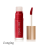 Na zdjęciu widoczny jest błyszczyk do ust Jane Iredale w odcieniu Longing. Ma intensywny, głęboki czerwony kolor o matowym wykończeniu, który dodaje elegancji i pewności siebie. Opakowanie – klasyczna przezroczysta tubka ze złotą nakrętką